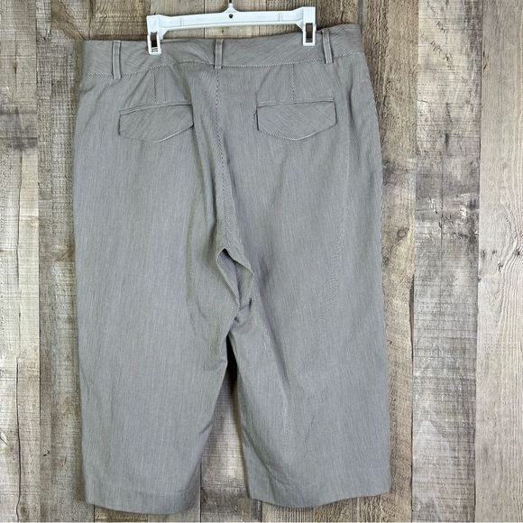 Willi Smith Size 10 Brown & White Pin Striped Capris - Picture 2 of 8